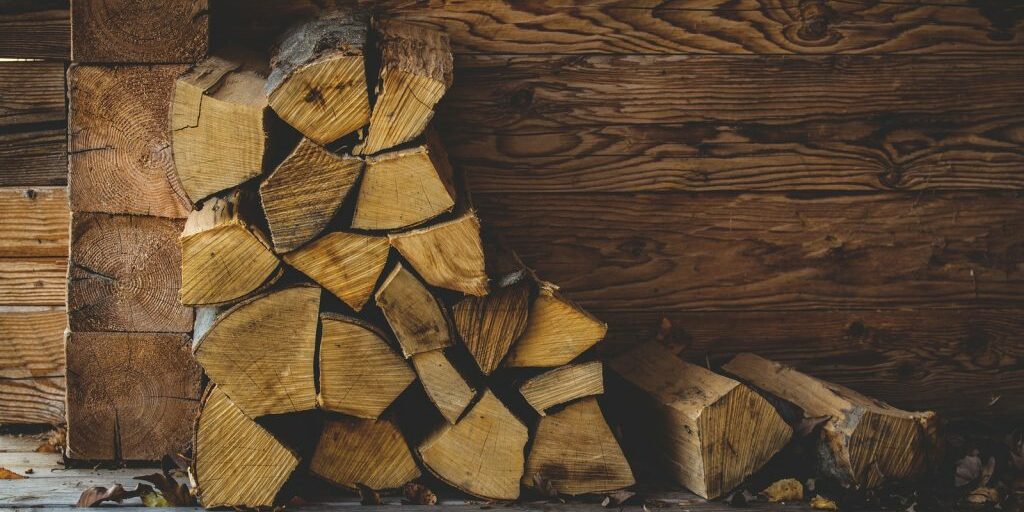 BLOG-article-sechage-bois Ambiance extérieur bois de chauffage et feuilles d'automnes
